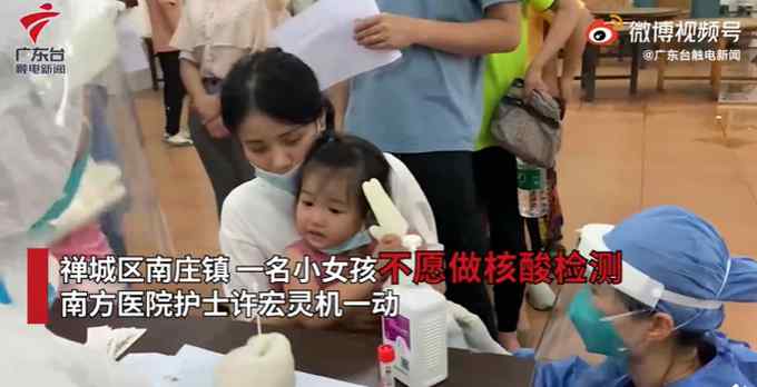 护士用手套扎气球鼓励怕检测小女孩 现场画面曝光 网友直呼：好暖心！