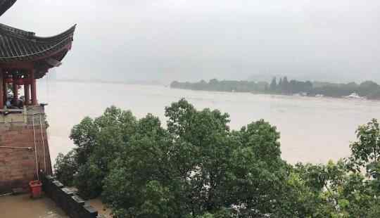 浙江遭暴雨侵袭 钱塘江流域暴发大洪水