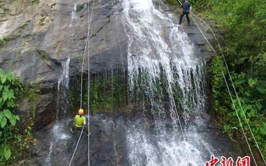 旅游和商界名流挑战海南热带雨林