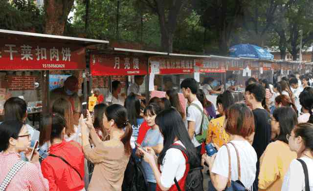 月亮馍 火遍抖音的三江月亮馍，我排了一个半小时吃上了！