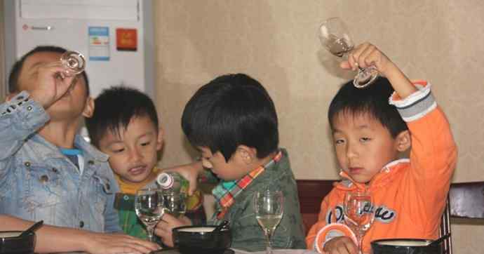 济南小学生喝掉7瓶二锅头 直接进ICU