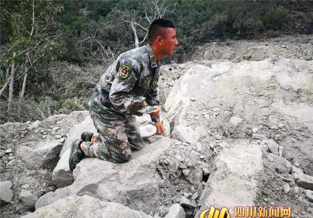 14名亲人失联 茂县战士赶回家乡加入救援队伍