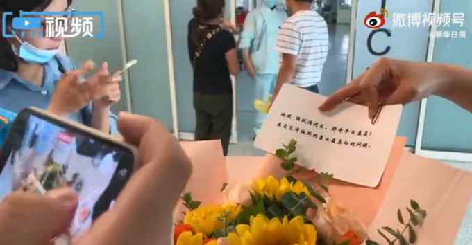 市民到医院给南京胖哥送鲜花！他以前是一名铅球运动员 很热心
