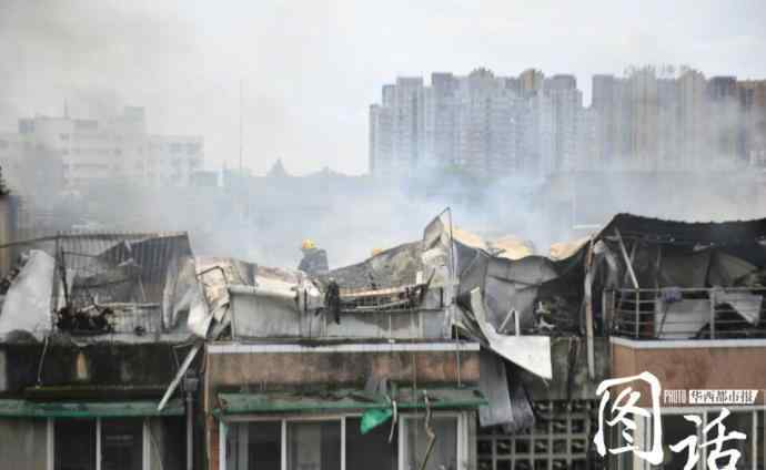 成都闹市一民房突发大火 楼顶火光冲天