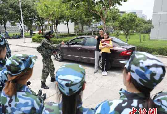 上海高校军训首次增加反劫持演练 掌握防身救护
