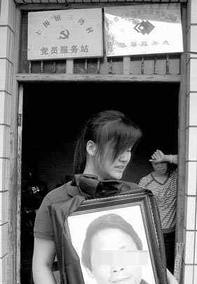 男子家人遗像被砸 唆使精神病儿子将对方打死