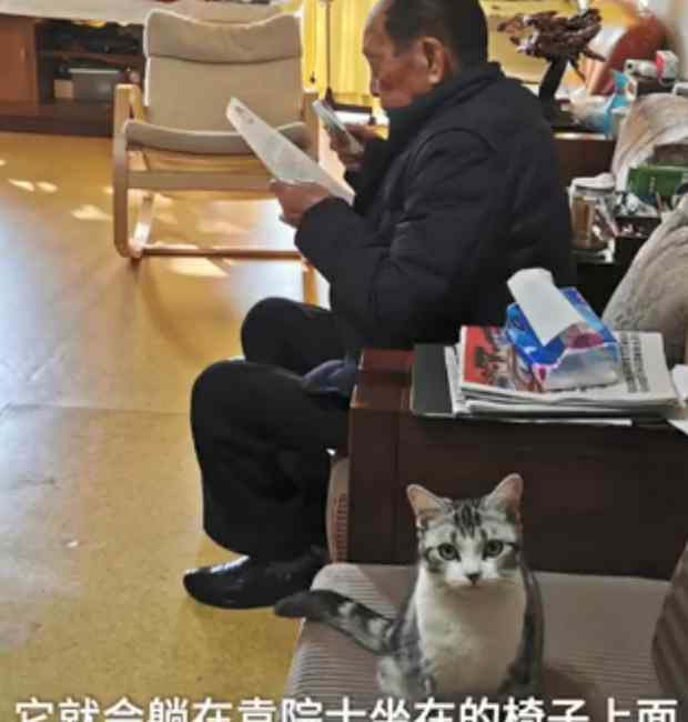袁花花经常陪袁隆平听报告 试验田里捉老鼠 要躺在离袁老最近的地方