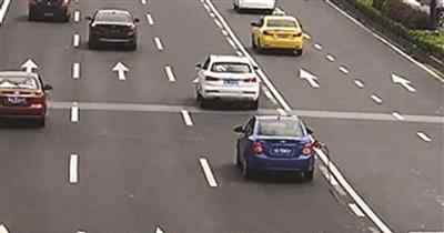 轿车拖着加油枪疾驰南京街头:没加完油就走(图
