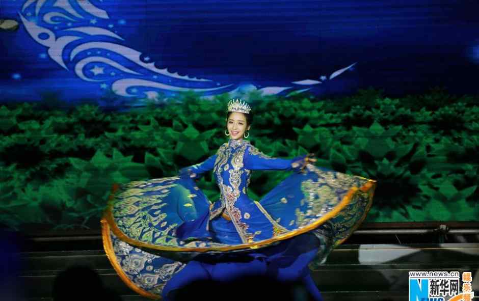 佟丽娅美丽新疆裙摆舞动三沙 传递社会正能量