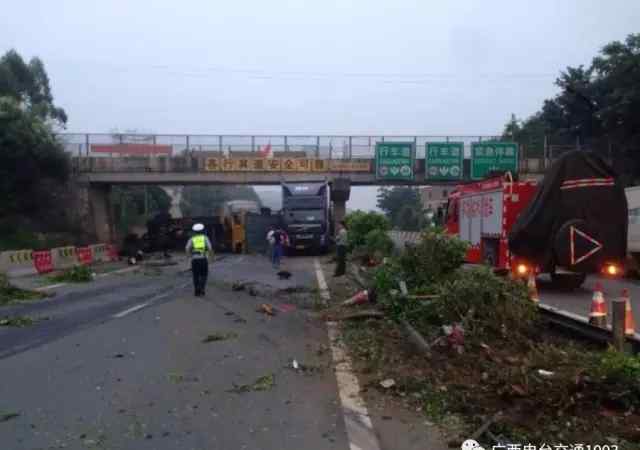 柳州往南宁的高速又发大车祸 2人死亡交通中断文章配图