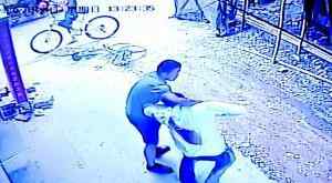 男子店内抢钱 战士腿伤未愈＂飞车＂擒贼