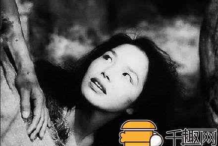 1个女人和32个男人被困荒岛，女人下场惨男人更