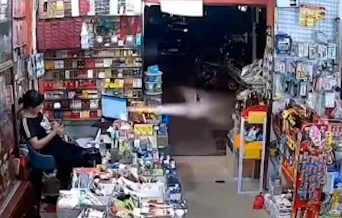 超市吊扇运行中突然旋转掉落 监控记录惊险一幕！网友：担心的事情发生了……