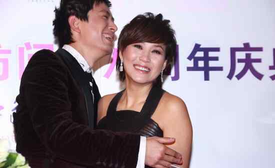 李静老公 李静老公是谁？原本以为是戴军，原来是音乐制作人黄小茂文章配图