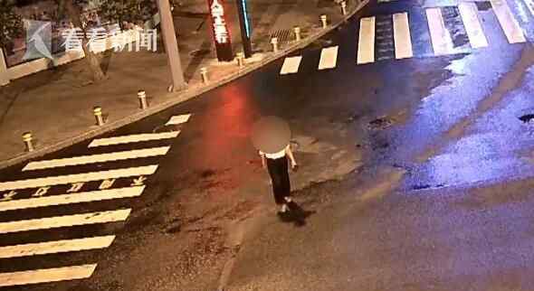 老头深夜盗数十辆电动车 只为送礼讨好他的女友