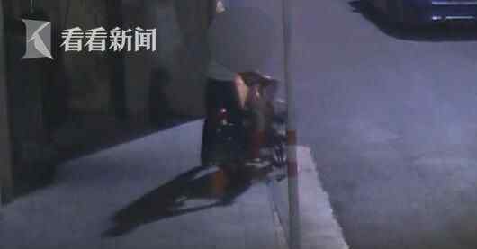 老头深夜盗数十辆电动车 只为送礼讨好他的女友