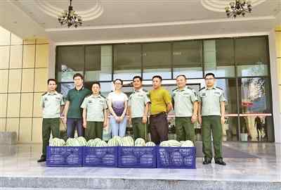 区新城建管委为消防战士送清凉