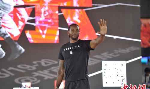 马刺球星伦纳德助阵＂NBA5v5＂全场高呼＂MVP＂