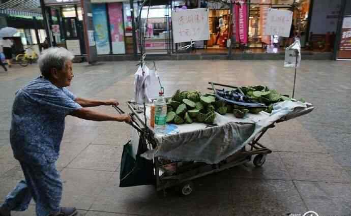 老人每天坚持卖莲蓬十元三个为了仨低保儿子