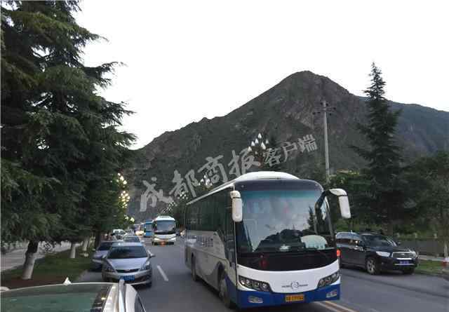 九寨沟震后第一个清晨：游客睡在路边