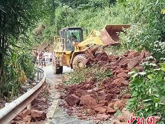 四川雅安雨城强降雨发生多处山体垮塌 部分道路
