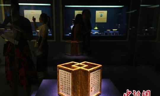 安徽展出百余件景德镇窑皇家瓷器 乾隆御用笔筒