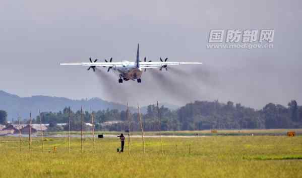 西部战区空军紧急出动运9飞机实施九寨沟灾情侦