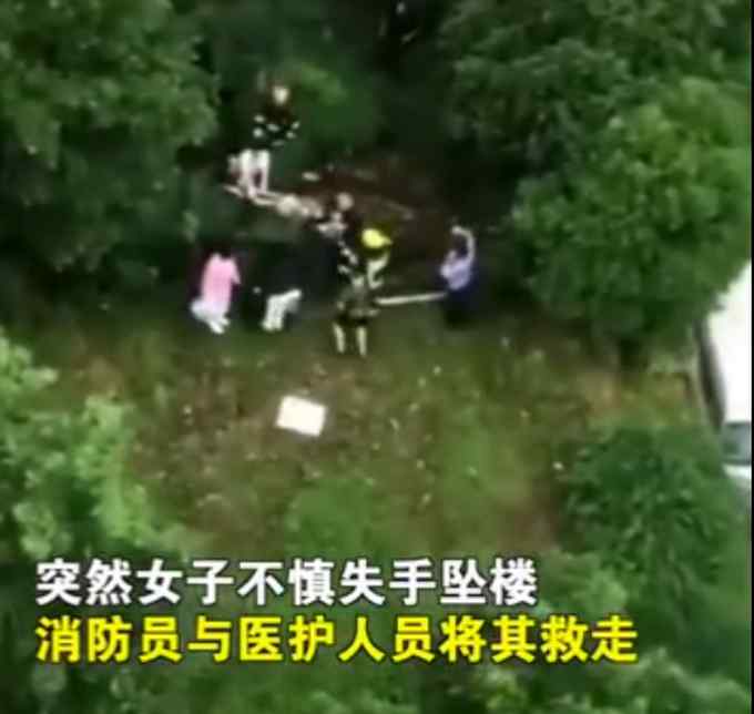 高楼失火女子窗外避险坠楼 官方通报：送医抢救无效身亡