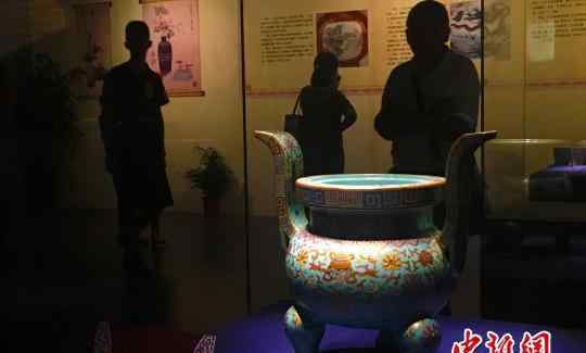安徽展出百余件景德镇窑皇家瓷器 乾隆御用笔筒
