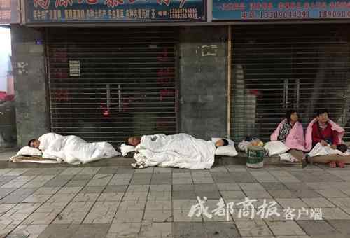 九寨沟震后第一个清晨：游客睡在路边