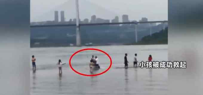 重庆35岁教师为救落水儿童被水冲走 目击者还原现场经过 愿平安！