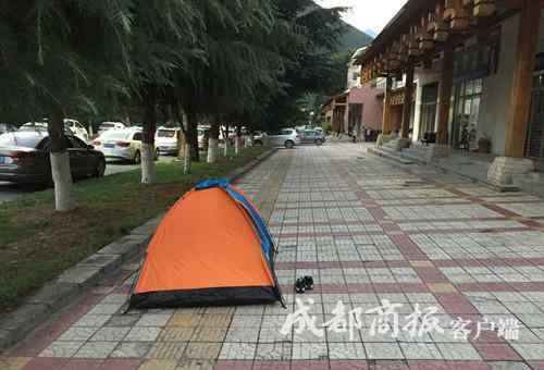 九寨沟震后第一个清晨：游客睡在路边