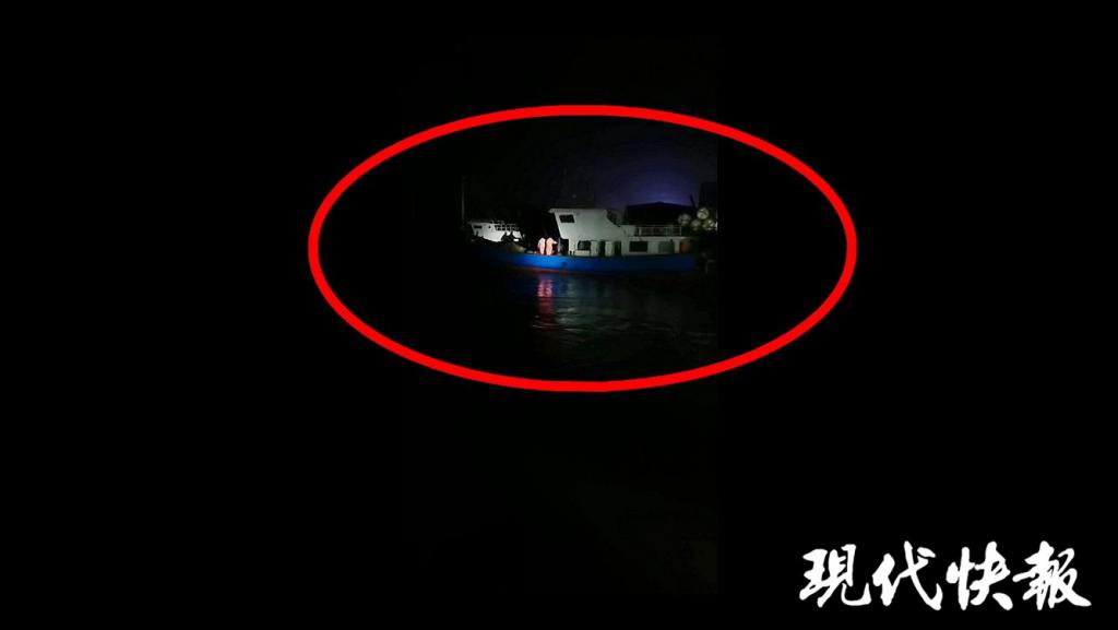 蹊跷！凌晨船员把刚捕的海鲜往海里扔
