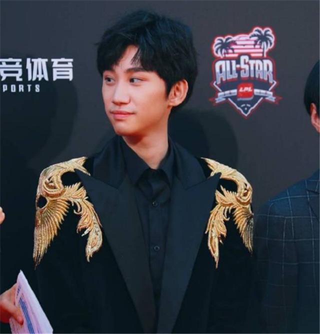 英雄小玩_我就是阿木木吗?doinb找老队友聊天却被忽略 他直接破防质问