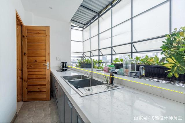 收纳用夹层,厨房在阳台,这套60㎡二手房拆改后,终于不再拥挤了