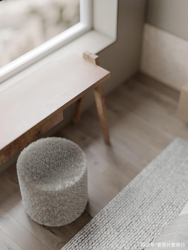 带有"新古典细节"的微妙灰色调装饰