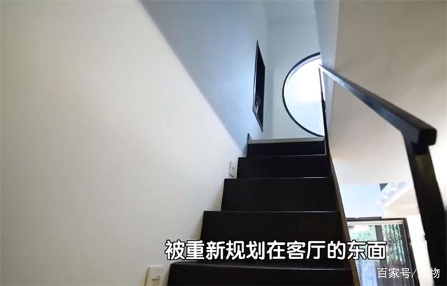 母女蜗居30㎡阁楼房,搭建露天厨房凳子当饭桌?网友:生活不易
