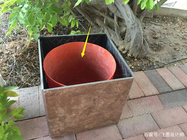 真是优秀,剩的瓷砖围一围做花盆,种花种草瓦工见了也夸:好手艺