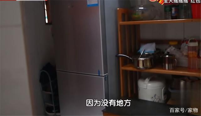 母女蜗居30㎡阁楼房,搭建露天厨房凳子当饭桌?网友:生活不易