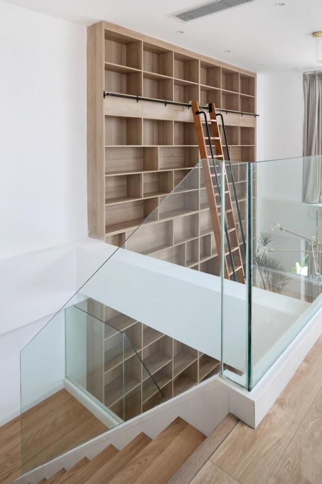 原木风确实很耐看,她三年前装修的复式房,依然很有韵味