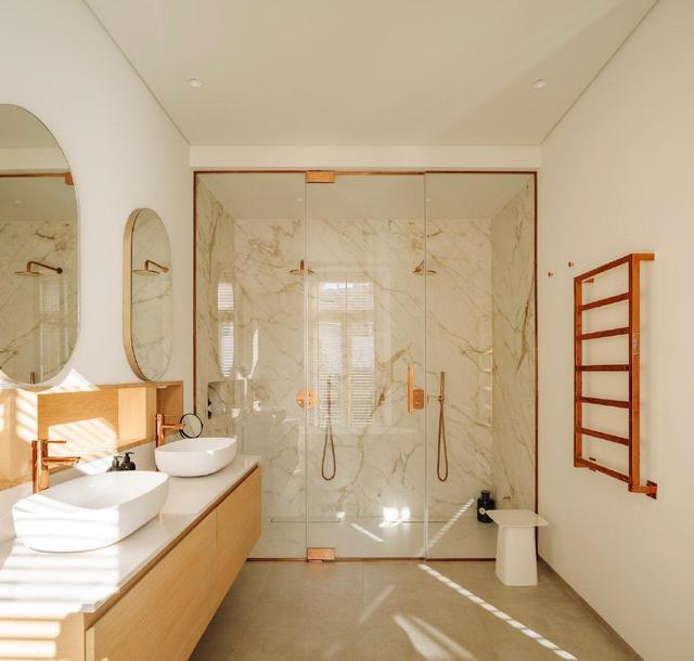 里斯本时尚住宅,木百叶窗,大理石厨房背景墙,人字纹木地板,美