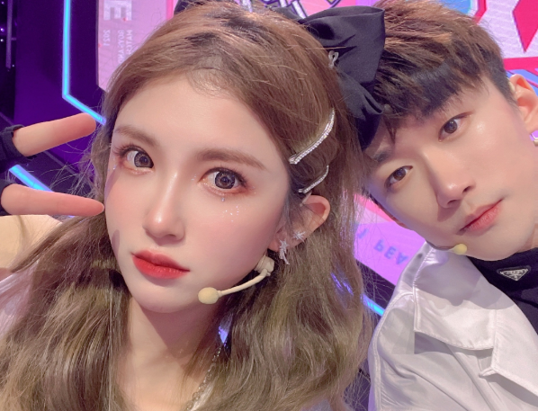 红尘君_不求人终于玩腻了和平精英?陪女友直播solo竟被反杀