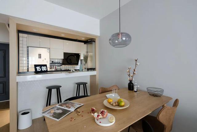 75㎡现代简约,半开放式的厨房,暗厨装出高级感!