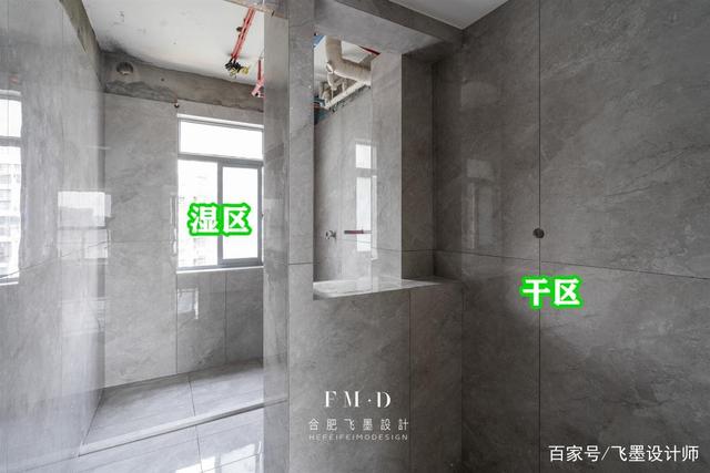 水管在正中间,咋看都碍眼!瓦工砌个半墙壁龛,反而发挥4大功能