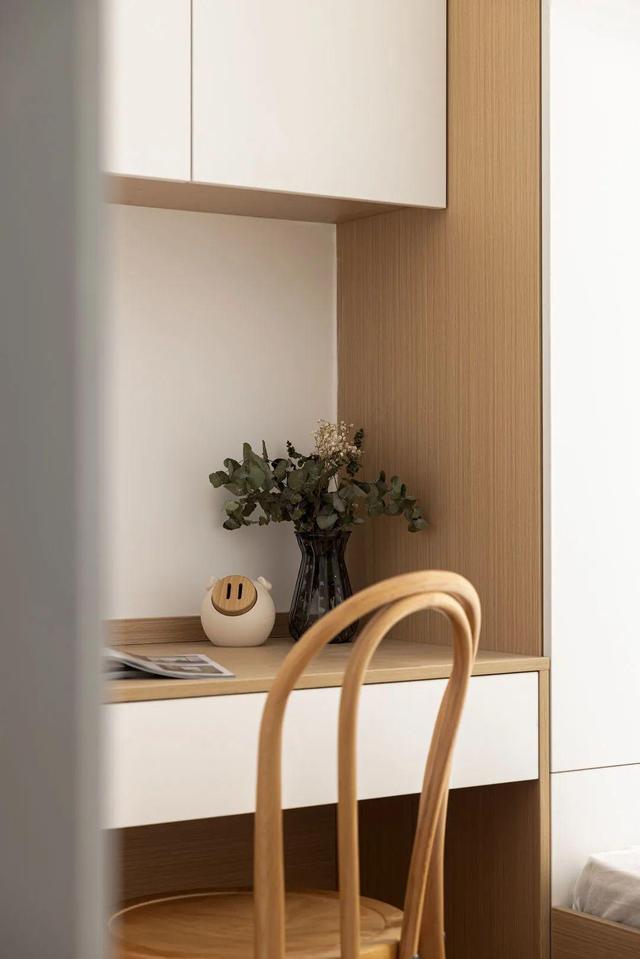 85㎡两居室,客厅和阳台用吧台隔断,灰+白+木色打造的日式风格