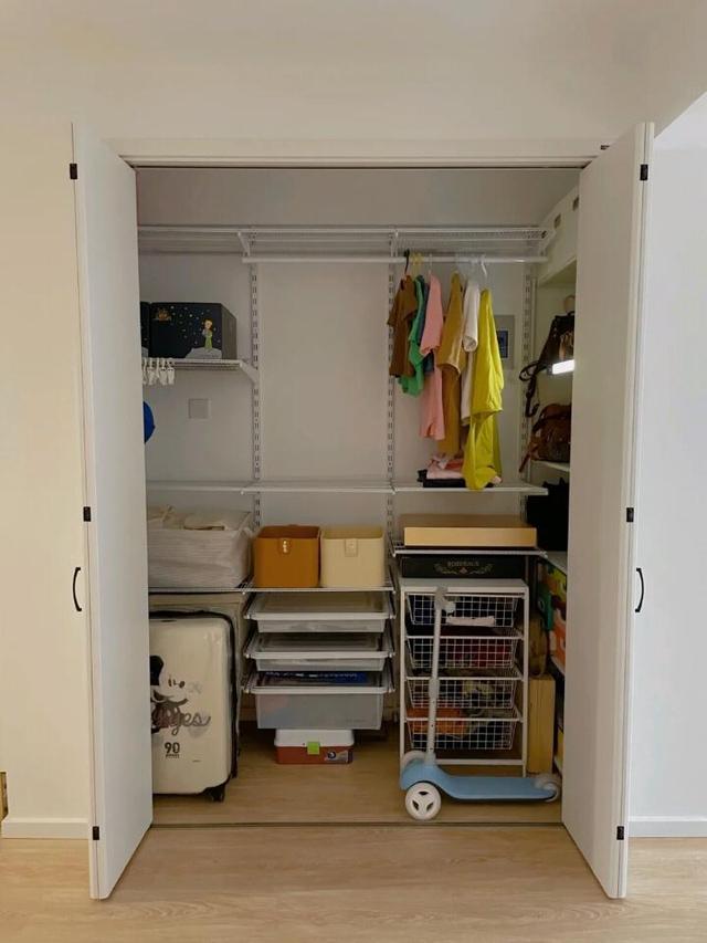 屋主为了给孩子更多玩耍的空间,整个客厅“空无一物”,太暖了