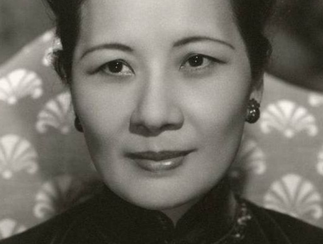 每天读文史_张学良在美因病过世后,104岁的宋美龄派人去吊唁,留下感人6字