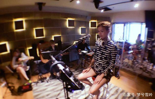 孙燕姿晒出自己的豪宅,室内装修很“寒酸”,墙面都是卡通画