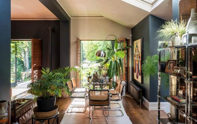 蓝色填满起居空间,天窗引光线,自然清新散发复古气息的家