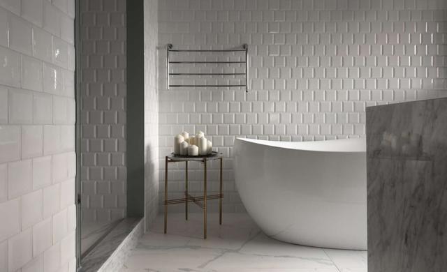 美式风格设计:孔雀蓝沙发搭配灰色护墙板,营造宁静的舒适环境